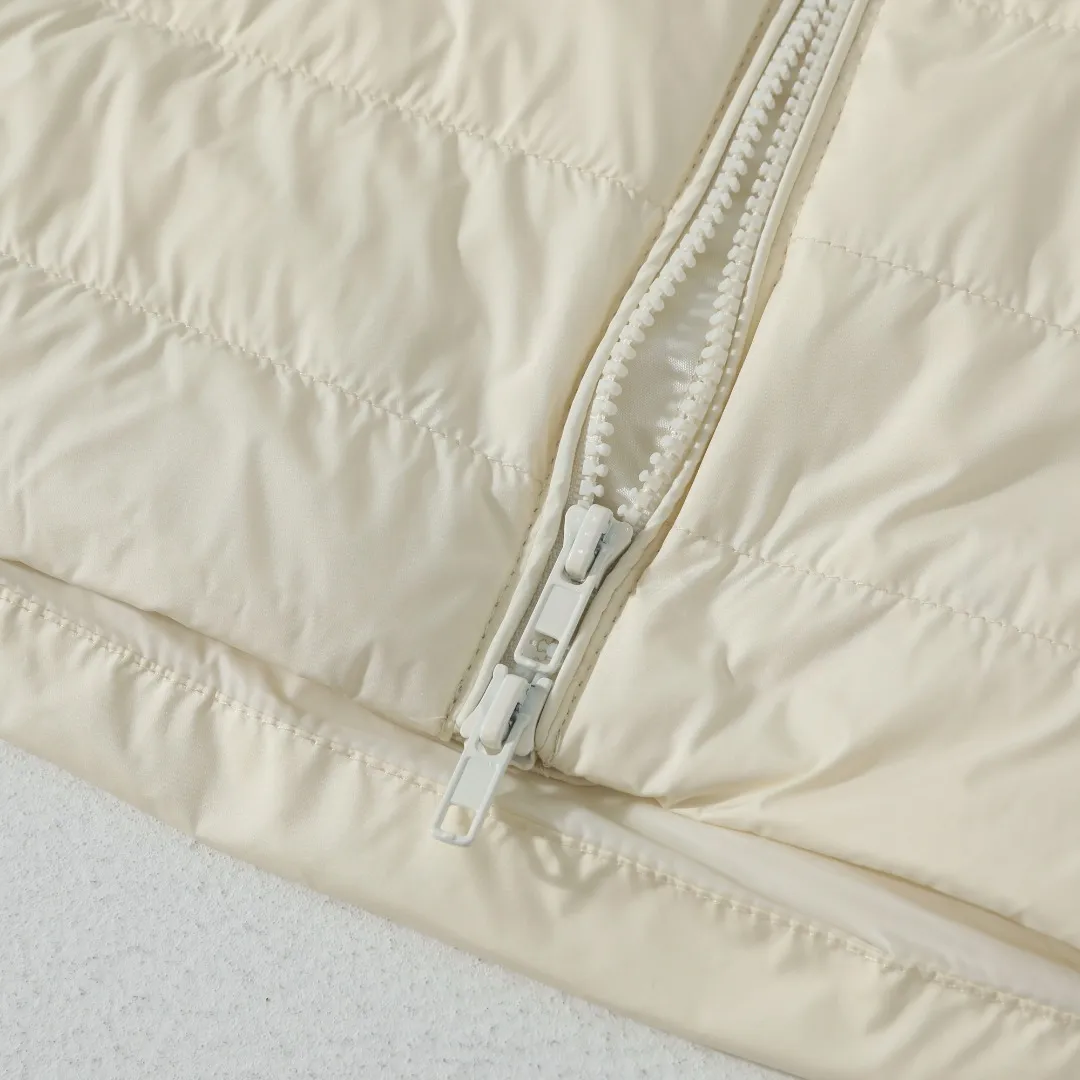 P370 #R55 Ralph Laura's classic thin down vest. The milky white color is really exciting at first sight. It's soft, waxy and white, instantly breaking the dullness of autumn and winter! Navy blue, retro college style soul, more special than black, more retro than white! It’s a bookish color! Pair it with a sweater or sweatshirt of the same color to complete the American retro feel! Classic, durable and elegant, it’s a style you can’t go wrong with if you close your eyes! The classic black cool and versatile king, the anchor of your wardrobe! Invincible slimming! Super versatile! The scheming version will look good on whoever wears it! Small sisters can wear it to show off their proportions without weighing them down ~ Even fat sisters can wear it with confidence, and the effect of hiding body fat is great! The inside is also very durable: 90% high-quality white duck down, 150g filling, the key is to be light and warm! It’s not burdensome to wear at all~ The inside is also treated with anti-slip velvet treatment, and the details are perfect! The classic pony logo is the finishing touch and adds a sense of sophistication. This winter, it can really make you warm and beautiful!  Color: Creamy White Black Navy Size: S M L XL Length: 63 64 65 66 Bust: 110 114 118 122 Shoulder Width: 41 42 43 44